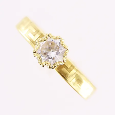 Ring, sten, stl 18¼, bredd 3,2-6,2mm, meanderbård, bucklor, 18K. Vikt: 1,2 g