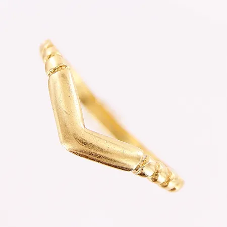 Ring, stl 14¾, bredd 1,5-2,5mm, något skev skena, 18K  Vikt: 1,4 g