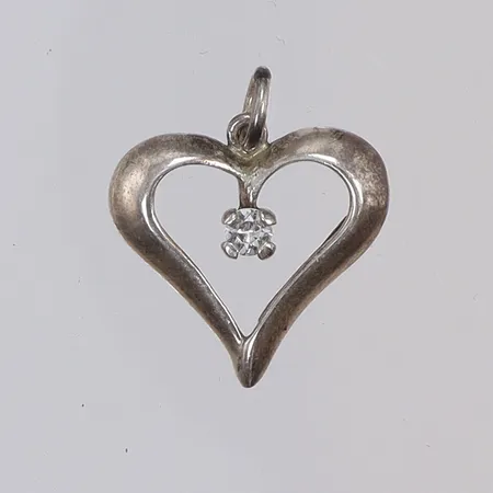 Hänge hjärta med vit sten 17x20mm, B&H (Bengt Hallberg) Köping, silver 925/1000 Vikt: 1,5 g