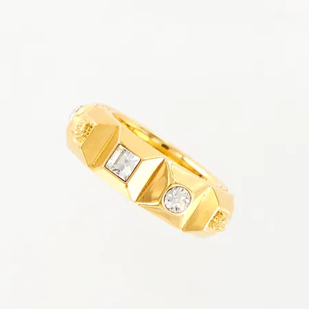 Ring Versace med vita stenar, stl: ca 19¼, bredd: 8,2mm, guldfärgad metall, originaletui samt ytterkartong  Vikt: 0 g