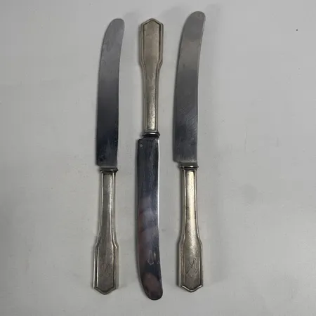 Tre knivar, blad i rostfritt stål, fyllda handtag, silver 800/1000 Bruttovikt: 249,4g Vikt: 249,4 g