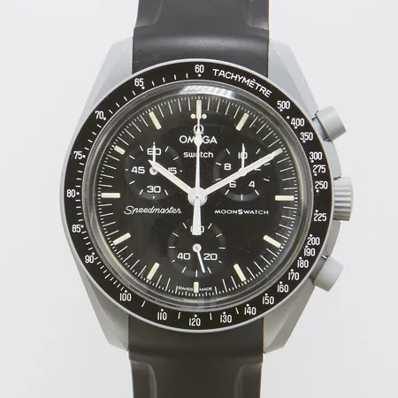 Armbandsur Omega x Swatch, Moonswatch Mission to the Moon, Bioceramic, quartz, Ø 42mm, justerbart velcroband samt gummiband ej original, manual, köpt 2024, originalkartong. 