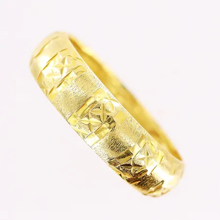 Ring, mönstrad, stl 18¼, bredd 5,4mm, bucklor, 18K. Vikt: 1,2 g