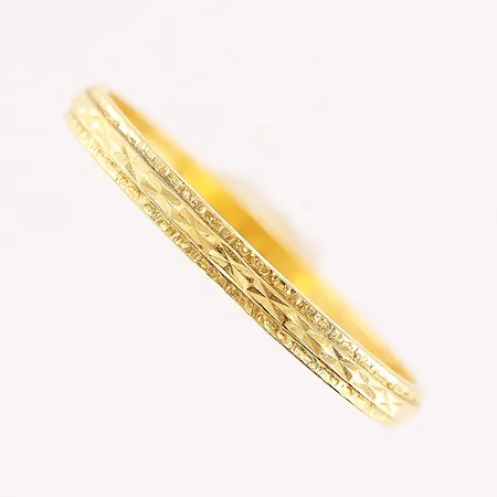 Ring, stl 17¼, bredd 1,8mm, gravyr, 18K. Vikt: 1,2 g