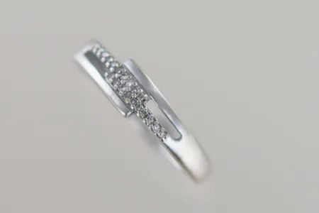 Ring med diamanter 0,01x 20, Ø 16,5 mm, bredd 4,6 mm, graverad, 18K Vikt: 2,6 g