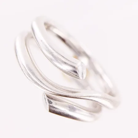 Ring, Georg Jensen, design Regitze Overgaard, modell Magic, nr 1314, stl 19, bredd 7-11mm, i behov av rodiering, vitguld, 18K Vikt: 12,2 g