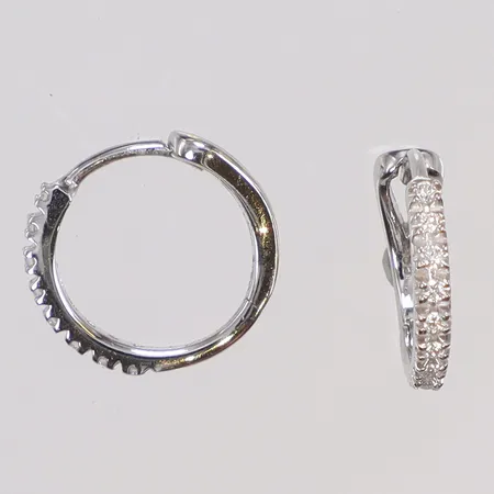 Ett par örhängen med diamanter 16xca0,005ct, längd ca11mm, bredd 2mm, vitguld, 14K  Vikt: 1,5 g