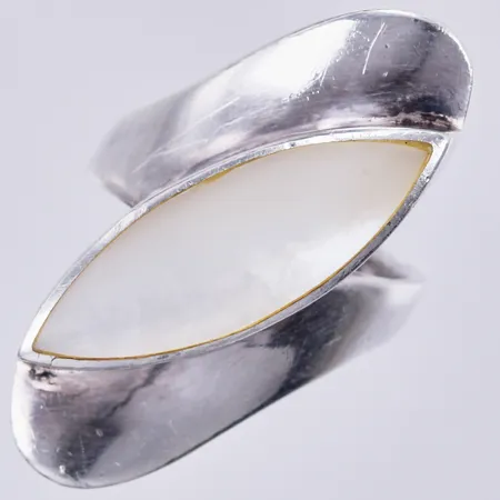 Ring med pärlemo, stl: 17, bredd ca 3-32mm, 925/1000 silver Vikt: 7,4 g