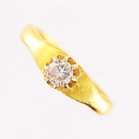 Ring, diamant ca 0,17ct, stl 15½, bredd 2,5-4,5mm, flertal nagg på rondisten, skev skena, gravyr, 23K. Vikt: 3,5 g