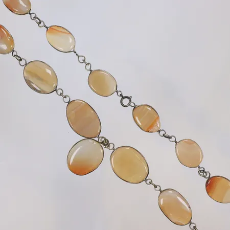 Collier med stenar, möjligen agater, samt vitmetall 74cm bredd 15-45mm 