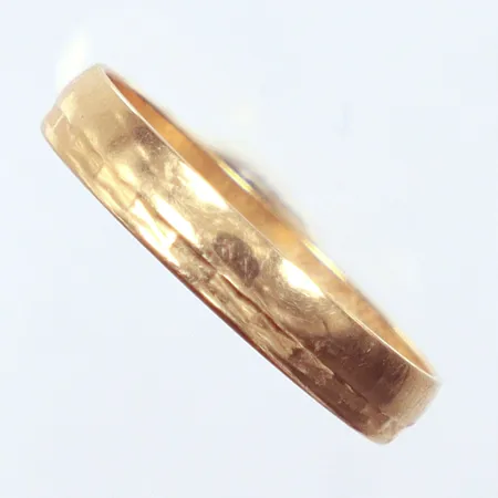 Ring, slät, gravyr, Ø17½, 18k  Vikt: 1,9 g