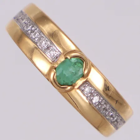 Ring med smaragd och diamanter 14xca0,005ct åttkantslipade, stl 16¾, bredd 2,5-5,6mm, GHA, 18K  Vikt: 2,9 g