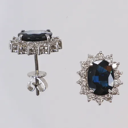 Ett par Örhängen i vitguld, Carmosé med blå stenar samt diamanter 28xca0,02ct, 11x12mm, 14K Vikt: 3,8 g