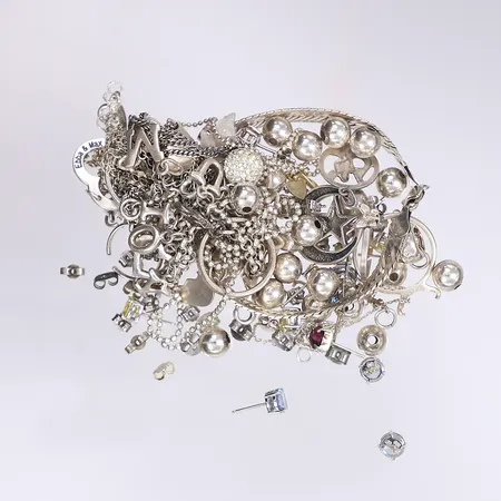Diverse silver, defekt/omaka/udda, delvis med sten, silver 800-925/1000 Vikt: 95,7 g