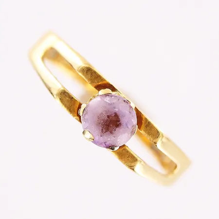 Ring, stl 17½, lila sten, slitage, gravyr, 18K Vikt: 3,4 g