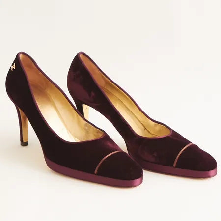 Ett par skor, Chanel Purple Plum Velvet Pumps, stl: 41½, bruksslitage, dusbags, originalkartong, 