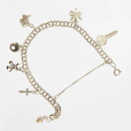 Armband Bismarck med 7 berlocker, ca 18,5cm, bredd ca 6mm, sten saknas på en berlock, 835/1000 Silver Vikt: 12,7 g