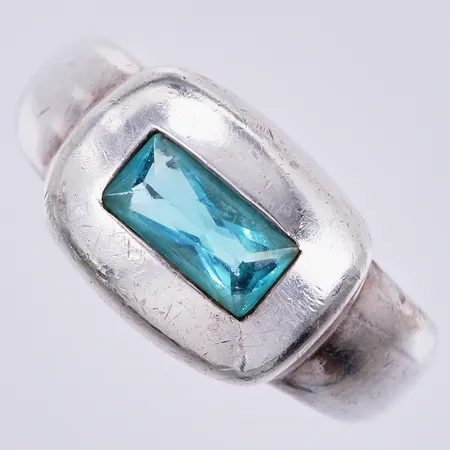 Ring med ljusblå/turkos sten, stl ca 17, bredd ca 4-10mm, SCOOP, silver 925/1000 Vikt: 6,4 g