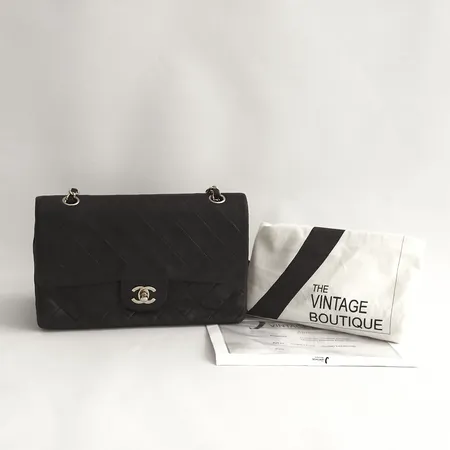 Väska Chanel Classic Medium Double Flap, svart, ca 26x18x7cm, 90-tal, datumkod: 4328003,  åldersrelaterat - samt brukslitage, - repor och - fläckar, dustbag från The Vintage Boutique, äkthetsbevis samt kvitto från The Vintage Boutique,