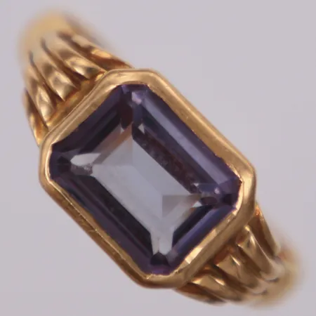 Ring med troligen rökkvarts, stl 17¾, bredd 1,4-8,5mm, 18K Vikt: 3,5 g