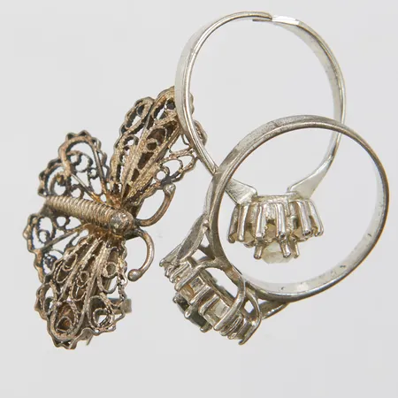 Diverse silver, skeva, klämda, 900-925/1000 silver Vikt: 8,4 g
