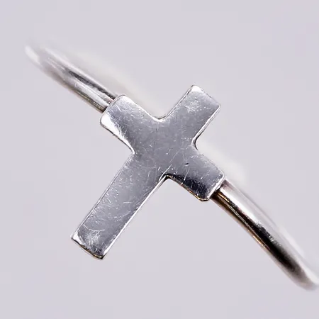 Ring med kors, stl ca 15, bredd ca 1-9mm, aningen skev skena, silver  Vikt: 0,6 g