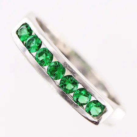 Ring, gröna stenar, stl 19¼, bredd 3-4,5mm, vitguld, 14K Vikt: 3,5 g