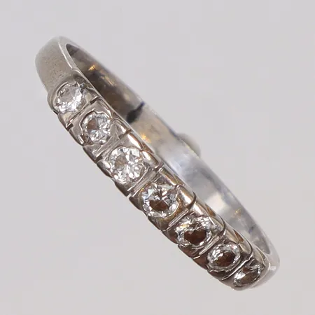 Ring i vitguld med diamanter 7xca0,03ct stl 18¼ bredd 2-3mm 18K  Vikt: 2,1 g