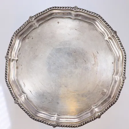 Bordsplateau 15x15cm höjd 2,1cm, bruksslitage, England Sheffield, troligen 1924, tillverkarstämpel GH, silver 925/1000 Vikt: 135,8 g