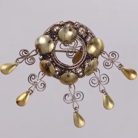 Brosch/dräktsmycke med filigranarbete, längd 61,5mm, bredd 30,5mm, delvis förgyllt silver 830/1000 Vikt: 6,8 g