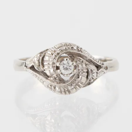 Ring vitguld med diamant, storlek 18 mm, bredd 2-9.9 mm, 18k. Vikt: 3,4 g