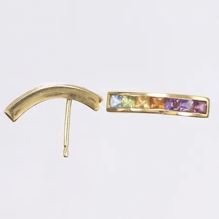 Ett par örhängen med färgstenar, 17x3mm, saknar snurrebussar, 18K Bruttovikt: 2,4g Vikt: 2,4 g