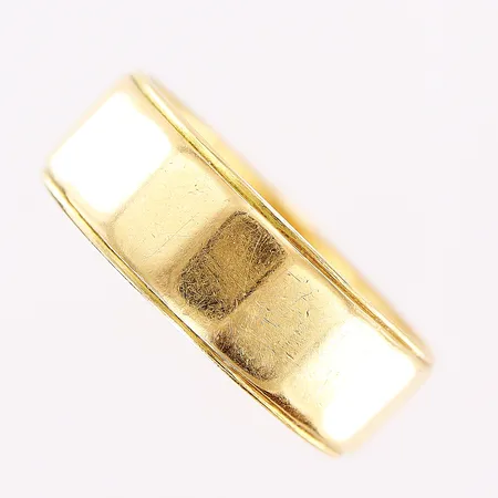 Ring, fasetterad, stl 18, bredd 6,6mm, gravyr, 18K. Vikt: 6,1 g