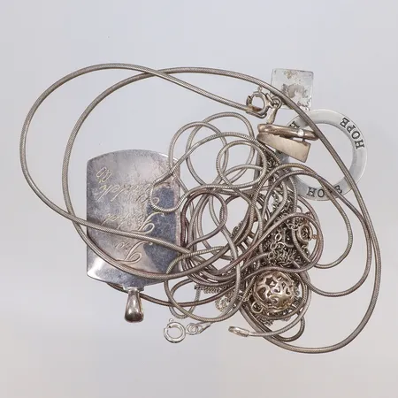 Diverse silver, delvis defekt, gravyr silver 830- 925/1000 Vikt: 43,5 g