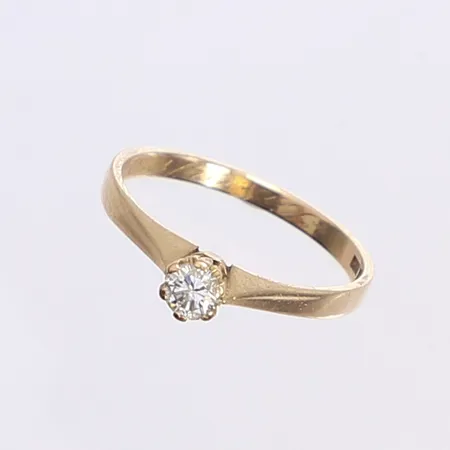 Ring med diamant 1x 0,22ct enl. gravyr, stl 18¼, bredd 2-4mm, gravyr, 18K Vikt: 2,6 g