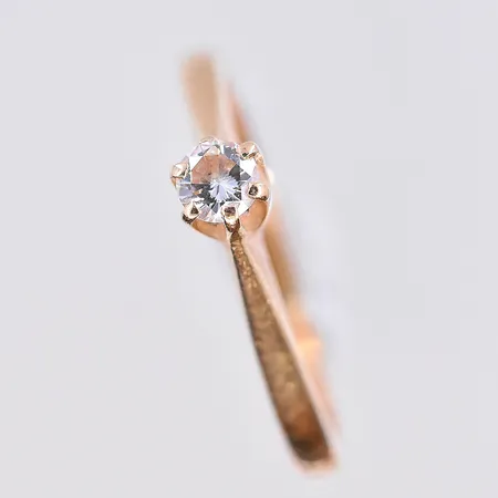 Ring med diamant 0,09ct enligt gravyr, stl 14¼, bredd 2 mm, 18K. Vikt: 1,8 g