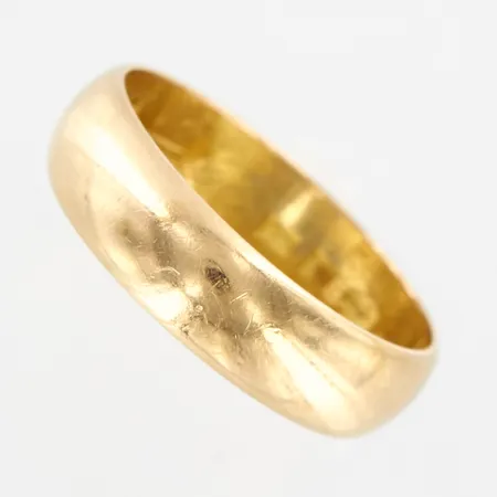 Ring slät, stl 17¼, bredd ca 5cm, gravyr, 18K Vikt: 4,3 g