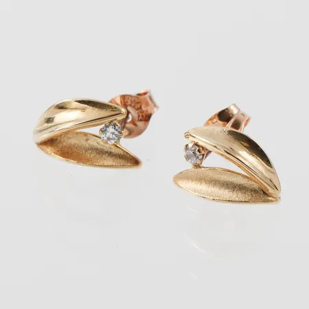 Örhängen paret, olika lås, , höjd ca 10 mm, 18k. Vikt: 0,8 g