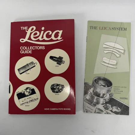 Bok, Te Leica Collectors Guide 1925-1960, Hove Camera Foto Books, första utgåvan 1976, samt pamflett The Leica System, åldersbetingat slitage
