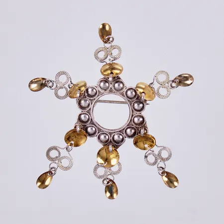 Dräktbrosch, berlocker delvis förgyllda, Ø ca 30x30mm, 830/1000 silver  Vikt: 5,6 g