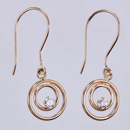 Ett par örhängen med vita stenar, längd ca 2,5cm, bredd ca 1cm, 18K  Vikt: 0,6 g