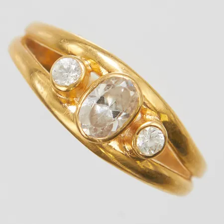Ring, vita stenar, stl 18½, bredd 2-7,5mm, skev skena, 18K Vikt: 3,3 g