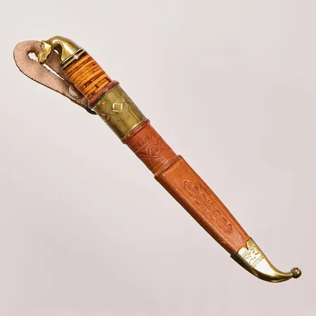 Kniv, "The Vallesmanni", Iisakki Järvenpää Oy, ca 11cm, slida i läder, detaljer i mässing, Made in Finland. Vikt: 0 g