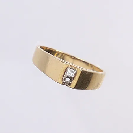Ring med diamant 1x ca 0,03ct, stl 17½, bredd 3-5mm, defekt saknar en sten, 18K Vikt: 3,7 g