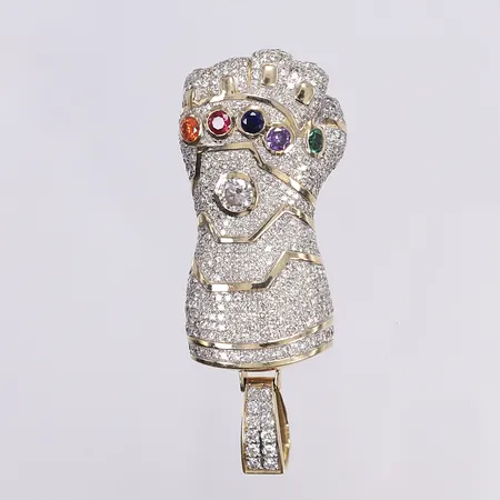 Hänge föreställande Marvel-karaktären Thanos Infinity Gauntlet/handske, briljantslipade diamanter 1xca 0,35ct ca CR(J)/SI samt ca 676st briljantslipade diamanter ca 4,50ctv ca CR-CA(J-M)/SI-P, syntetiska färgstenar, vissa av de mindre diamanterna troligen syntetiska, 52x22mm, ihåligt, ostämplat, 10K Vikt: 14,5 g