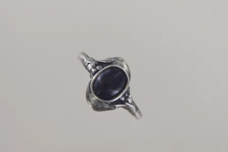 Ring med svart sten,Ø 18¾, bredd 13 mm, silver 925/1000 Vikt: 2,5 g