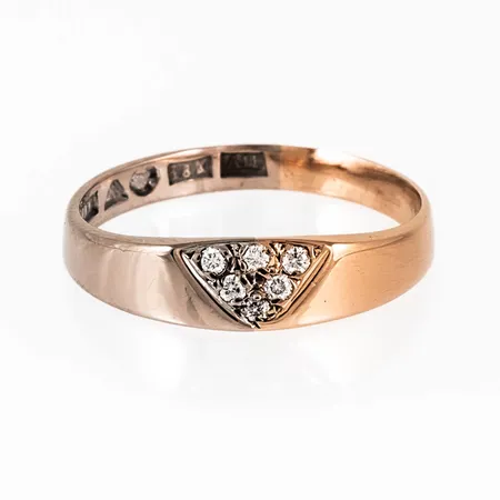 Ring i 18K röd- och vitguld med 6 x c:a 0,01ct briljantslipade diamanter. Den är i storlek 16¼, är 2,4 - 4,3 mm bred och väger 2,7g. Stämplad A11 (1999), LEIFC (Leif Carlson Guldsmide AB, Mölndal), 18K & Kattfot. 