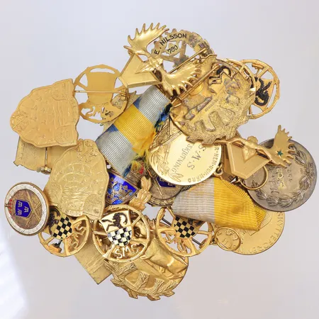 Diverse medaljer mestadels i skytte, 1900-talets första hälft, varierande skick, nålar möjligen ej silver, några med tygband, silver 830/1000, bruttovikt 216g 