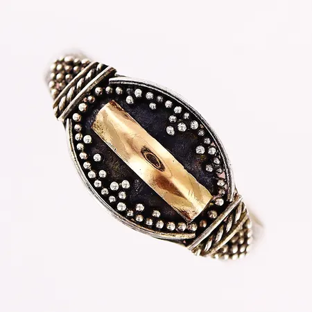 Ring stl 20, bredd 3-9,5mm, förgylld detalj, silver 925/1000. Vikt: 2,3 g