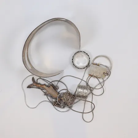 Diverse silver, saknar stenar, bucklig, gravyr, Silver 925/1000 Vikt: 85,9 g